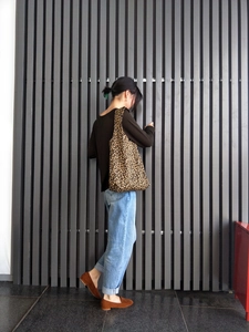Grande borsa tote in tela con stampa leopardata abbinata a un outfit autunnale casual