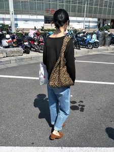 Scatto street style di una borsa tote in tela con stampa leopardata indossata da modella