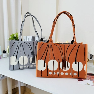 Knitted tote bag with abstract floral pattern in grey and orange for daily casual use