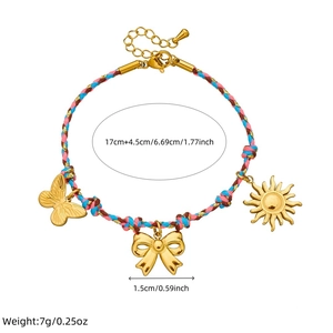 Bracelet cordon coloré tissé main avec pendentif soleil doré et détail de nœud