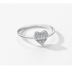Macro detail of silver S925 ring featuring a sparkling heart-shaped cubic zirconia stone