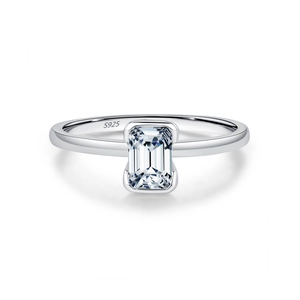 Bague élégante en argent 925 avec moissanite taille émeraude et fini poli brillant