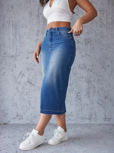 Vue latérale de la jupe longue en jean bleu avec fente et texture délavée vintage