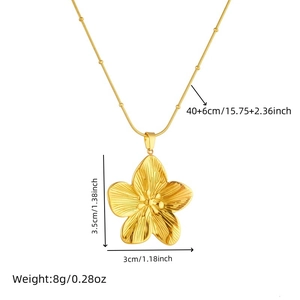 Collier à pendentif fleur vintage doré avec chaîne serpent et détails de taille sur fond blanc