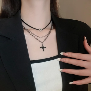 Dettaglio della collana gotica multistrato con croce di cristalli neri e girocollo