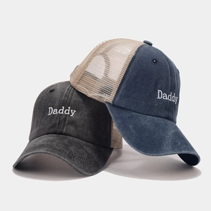 Gewaschene Distressed-Mesh-Trucker-Cap mit Daddy-Stickerei in Schwarz und Blau