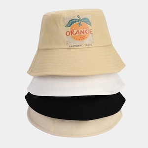 Empilement vertical de bobs en toile en quatre couleurs avec broderie d'orange créative