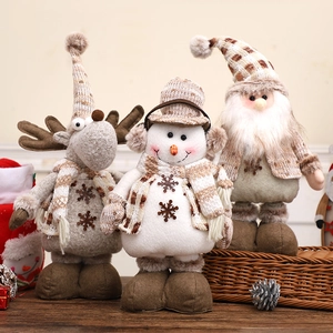 Drei Weihnachts-Plüschpuppen mit Teleskopbeinen in Nikolaus-, Schneemann- und Rentier-Stil