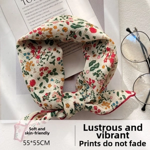 Detail of 55x55cm floral cotton scarf with vintage pattern and red stitched edges