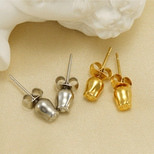 Detailansicht eleganter tulpenförmiger Ohrstecker in poliertem Gold und Silberglanz
