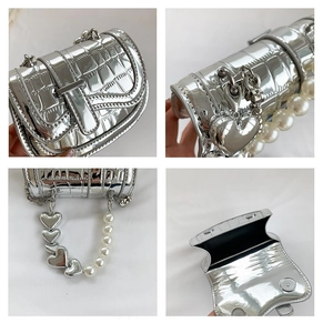 Detailansicht der silbernen Mini-Handtasche mit Perlen Griff und Herz Anhänger