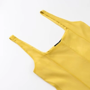Detailaufnahme des gelben Midikleides mit quadratischem Ausschnitt und breiten Schultergurten