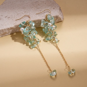 Orecchini pendenti boho dorati con pietre verdi e perle su base in pietra naturale