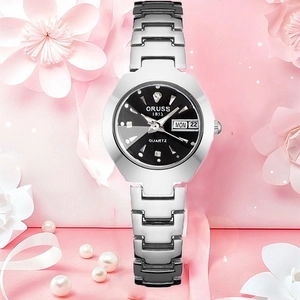 Détail de la montre à quartz ORUSS avec guichet de date et marqueur diamant sur cadran foncé