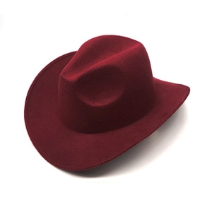 Gros plan sur la texture en laine bordeaux et le large bord de ce chapeau classique