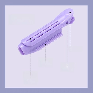 Gros plan sur la pince à cheveux volume lilas avec design creux et poignée antidérapante