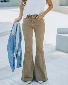 Detailansicht der braunen Schlagjeans für Damen mit hoher Taille im Street-Fashion-Stil
