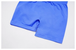 Gros plan sur un short de yoga sans couture bleu roi avec taille haute côtelée et maille