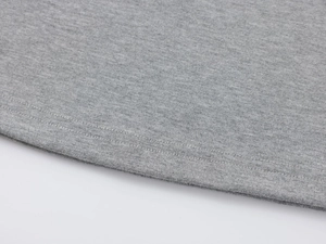 Gros plan détaillé de la texture en modal gris et de la couture soignée de l'ourlet