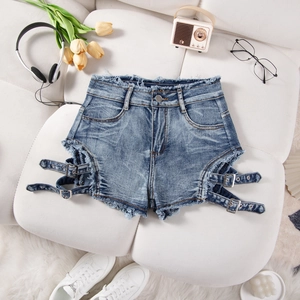 Pantalones cortos de mezclilla con hebillas laterales metálicas y bordes deshilachados