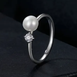S925 sterling silver ring featuring a lustrous natural pearl and sparkling moissanite