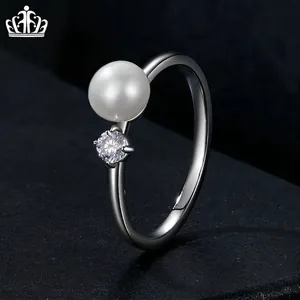 S925 sterling silver ring featuring a lustrous natural pearl and sparkling moissanite