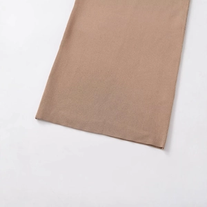 Jupe en tricot marron à taille haute avec ceinture et finitions nettes sur fond blanc