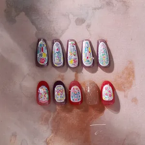 Détail de stickers à ongles artistiques avec motifs floraux vintage et vitraux colorés