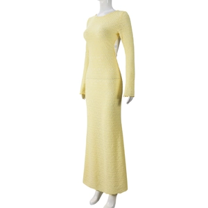 Détail du design dos nu de la robe longue en dentelle au crochet jaune aux bords festonnés