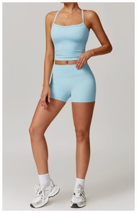 Détail de l'ensemble de yoga bleu clair avec brassière à bretelles et short taille haute