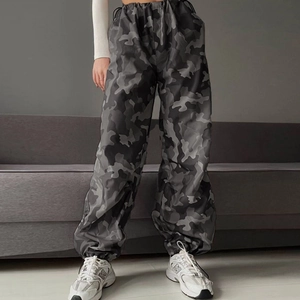 Dettaglio dei pantaloni cargo mimetici a vita alta con coulisse ed elastico alle caviglie