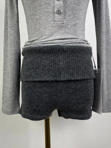 Détail d'un short en maille grise côtelée à taille haute élastique sur un mannequin