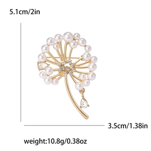 Broche pissenlit dorée avec perles blanches et strass sur un fond blanc neutre