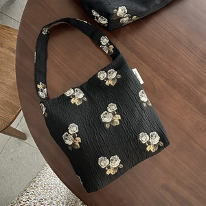 Floral jacquard shoulder bag with black pleated texture and white rose pattern in retro style