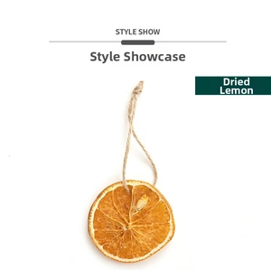 Dettaglio di fetta di limone essiccata con corda di iuta per decoro di albero Natale
