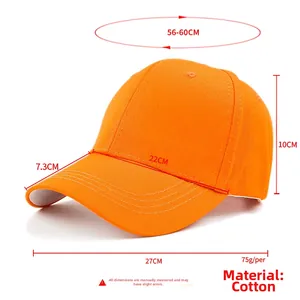 Gorra de béisbol de algodón naranja con dimensiones de 56-60cm sobre fondo blanco