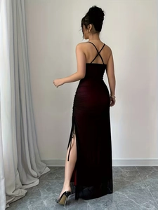 Elegantes figurbetontes Kleid mit weinrotem Verlauf, gerafftem Schlitz und Rückenträgern