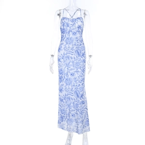 Détails de la robe longue fleurie à fines bretelles, imprimé bleu et décolleté en V