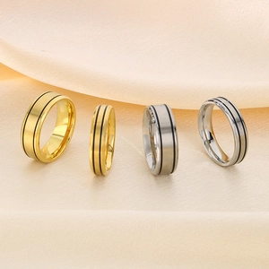 Eleganti anelli per coppia in acciaio al titanio placcati oro 18 carati e argento satinati