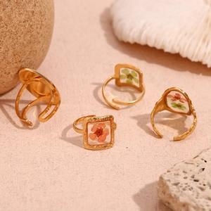 Hammered 18K gold plated stainless steel open rings with dried flower resin inserts