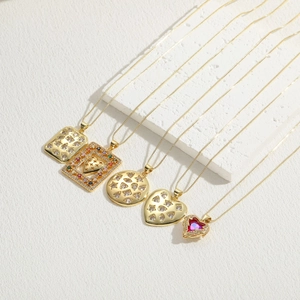 Cinq colliers dorés assortis avec pendentifs géométriques en zircon et forme de cœur