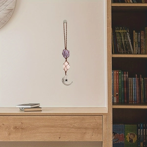 Détail de décoration murale bohème avec améthyste naturelle et pierres de quartz rose