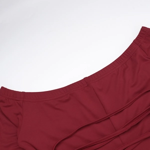 Détail de la robe bordeaux à épaules dénudées avec conception de bretelles à lacets