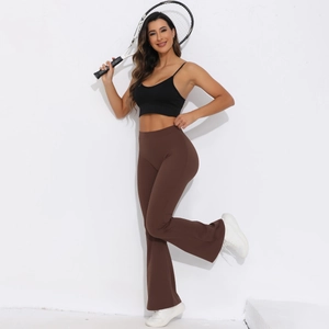 Dunkelbraune Yoga-Schlaghose mit V-Taille und Push-up-Effekt beim Tennisspielen im Studio