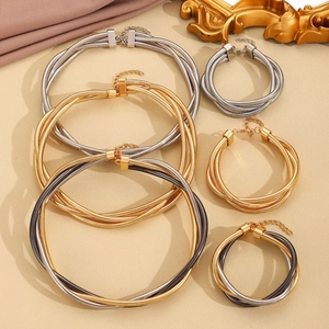 Dettagli di collane e bracciali multistrato in metallo intrecciato oro e argento