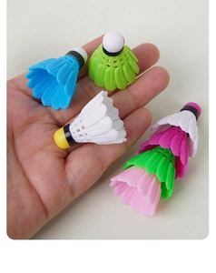 Primer plano de mini llaveros de volantes de bádminton de PVC de varios colores