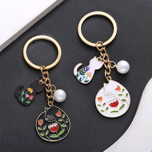 Set di portachiavi con gatto in smalto e fiori con perla sintetica dorata