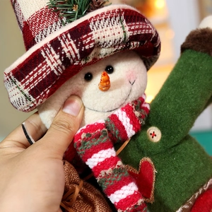 Weihnachts-Vorhangschnalle mit Schneemann, roter Karomütze und Schal für die Deko