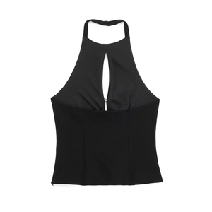 Detail eines schwarzen Halterneck-Tops mit Tropfenausschnitt und elegantem Slim-Fit-Design