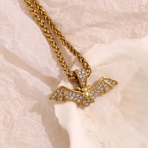 Gros plan du pendentif chauve-souris plaqué or 18 carats serti de cristaux brillants